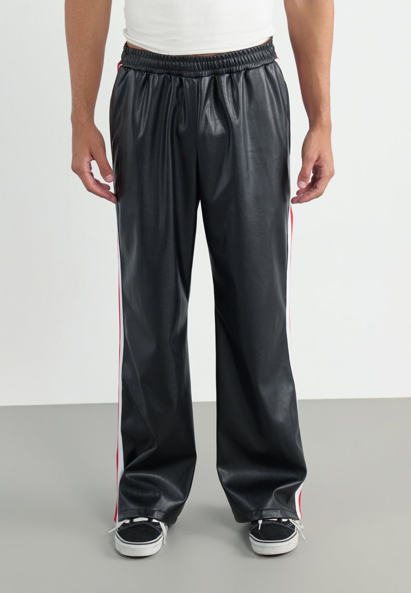 Svart, glansfullt imitatlæderbukser med elastisk midje og rød side stripe. Rett, løs passform med en glatt tekstur.
