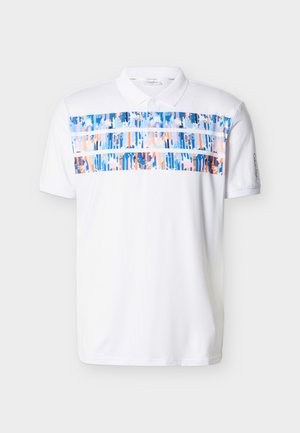 Bijela polo majica kratkih rukava s apstraktnim prugastim uzorkom u pastelnim nijansama plave, ružičaste i mornarsko plave boje preko prsa te logotipom Calvin Klein na rukavu.