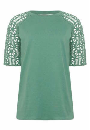 Groen topje met korte mouwen, effen lijfje en mouwen van gehaakte kant met bloemmotief, met ronde halslijn.