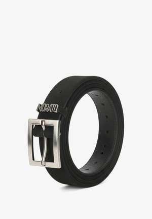 Zwart leren riem met een gladde textuur, voorzien van een zilveren metalen gesp en een reliëflogo op een verstevigde lus. Meerdere maatgaten.