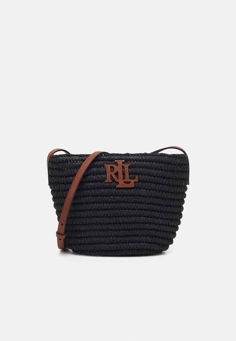 Svart vävd väska med ett brunt läderhandtag och logotyp. Den rundade formen har texturerat material och en dragsnodd upptill.