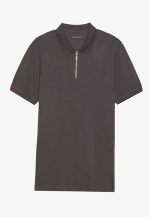 Dunkelgraues Polohemd mit Reißverschluss-Mockneck, kurzen Ärmeln und strukturiertem Stoff. Sauberes Design ohne sichtbare Logos oder Muster.
