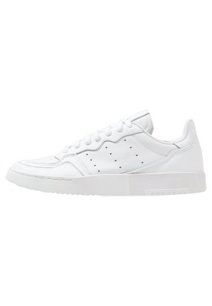 Witte sneakers van glad leer, met een laag ontwerp, geperforeerde accenten en iconische platte zool met geprofileerde details.