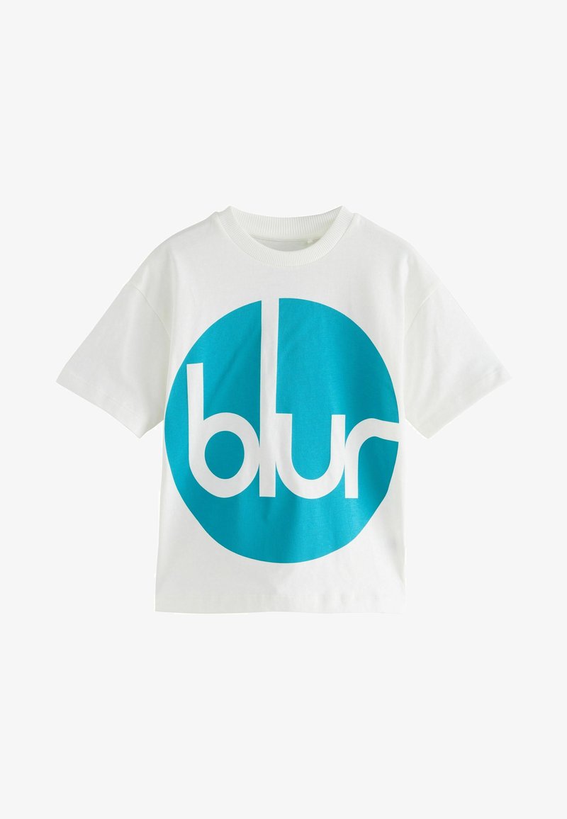 Bela bombažna majica s kratkimi rokavi, ki ima velik turkizni krožni grafični vzorec z besedo "blur" v debelih belih črkah. Ribana ovratnica.