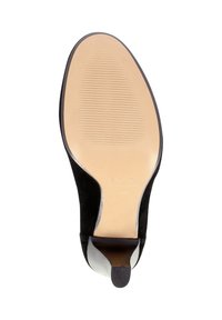 Bottine en daim noir à bout pointu, avec des accents en cuir lisse et une semelle extérieure en caoutchouc nervuré. Présente un talon bas et un marquage minimaliste.