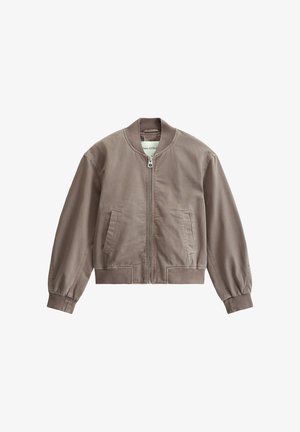 Taupekleurig lichtgewicht bomberjack met een ritssluiting aan de voorkant, een geribbelde kraag, manchetten, zoom en twee schuine steekzakken aan de voorkant.