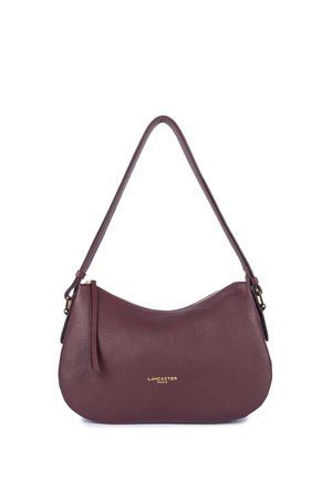 Sac à bandoulière en cuir violet foncé avec logo Lancaster Paris doré et fermeture éclair, avec une seule sangle et un design simple.