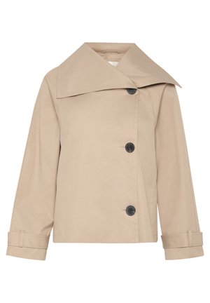 Beige cropped jack met een grote kraag, zwarte knopen, zijzakken en opgerolde mouwen, gemaakt van een gladde, lichte stof.