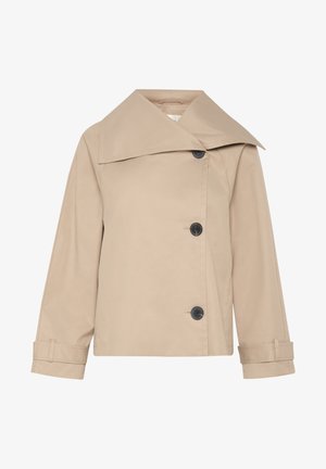 Chaqueta beige corta con un gran cuello, botones negros, bolsillos laterales y mangas enrolladas, fabricada con un tejido suave y ligero.