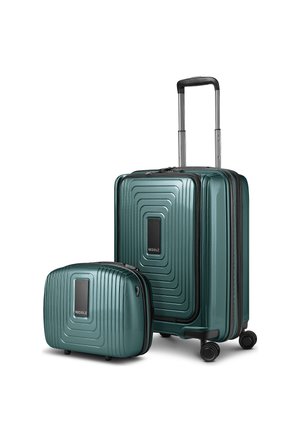 Maleta rígida verde con asa telescópica y bolsa de viaje más pequeña a juego, ambas con patrón cuadrado texturizado y detalles en negro.