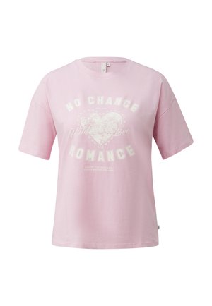 Hellrosa kurzärmeliges T-Shirt mit weißem Text und Herz-Grafik, die auf der Vorderseite "No Chance Romance Wild Love" lautet.