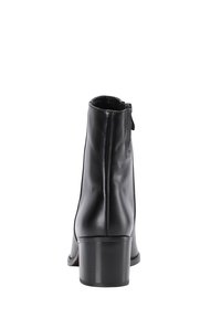 Černá kožená kotníková bota s kulatou špičkou, blokovým podpatkem vysokým 7,5 cm, zapínáním na zip na zadní straně a jemnými švy podél stran.