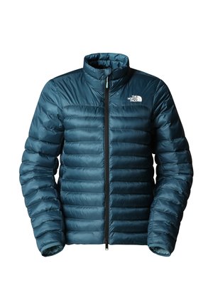 Chaqueta acolchada color teal con costuras horizontales, cuello alto, cremallera completa y logotipo en la parte superior izquierda. Tejido ligero con una textura suave.