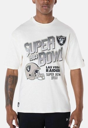 Weißes Baumwoll-T-Shirt mit Grafikdruck: "SUPER BOWL 1984" mit dem Logo der Las Vegas Raiders und einem Fußballhelm in grauen und schwarzen Akzenten.