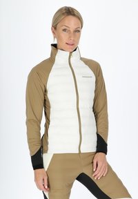 Daunenjacke mit weißen Vorderteil und beigen Seiten, mit hohem Kragen und durchgehendem Reißverschluss. Weiches Material, taillierte Passform, mit schwarzen Akzenten.