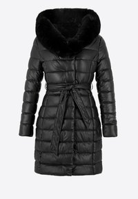 Zwarte pufferjas met een pluizige faux fur capuchon, een ceintuur in de taille en een gequilt ontwerp. Kenmerkt een glanzende, soepele textuur en lange mouwen.