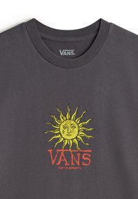 Šedé bavlněné tričko s grafikou žlutého slunce nad červeným logem "VANS" a textem "Always Authentic". Klasický design s kulatým výstřihem.