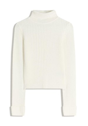 Bijela, rebrasta turtleneck pulover s dugim rukavima i prilagođenim siluetom. Mekana tekstura s preklopnim manžetama; skraćena dužina.