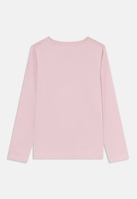Langarm t-shirt in zachtroze katoen, met een ronde halslijn en een rechte zoom; minimalistisch ontwerp zonder zichtbare patronen of accenten.