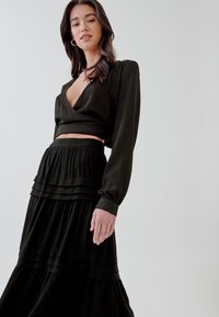 TUSSAH LAIDEY - Falda acampanada - black