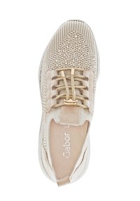 Sneaker beige con upper in tessuto testurizzato, decorata con strass sulla punta, dotata di lacci elasticizzati e un interno imbottito.