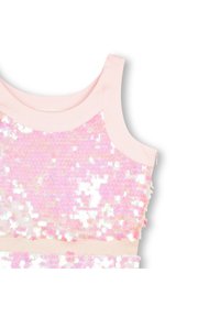 Τοπ με παγιέτες που διαθέτει σχέδιο ροζ αμάνικου με λαμπερές, ιριδίζουσες παγιέτες και απαλό ροζ ύφασμα στην επένδυση κατά μήκος του ντεκολτέ και των μανσετών.