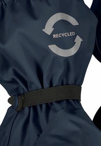 Tengerészkék újrahasznosított anyagból készült dzseki, amelyen megkötős fekete öv található derékmagasságban, az elülső részen pedig világosszürke nyomtatott újrahasznosítási logó látható.