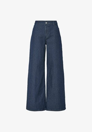 Bredde denimbukser i mørkeblå med lodrette hvide striber, der har høj talje og klassisk knaplukning. Blød tekstur.