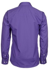 Lila Herrenhemd mit langen Ärmeln und geknöpften Manschetten, von hinten auf weißem Hintergrund dargestellt.