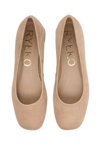 Beige suède ballerina's met een ronde neus, een gladde voering en een gouden logodetail op de binnenzool. Geen zichtbare metalen onderdelen of accenten.