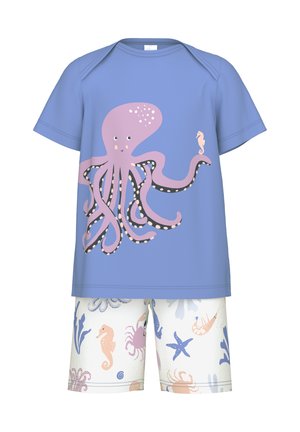Kinderstrandoutfit mit einem blauen Kurzarmshirt mit einem pinken Oktopusdesign, kombiniert mit weißen Shorts, die mit Mustern von Meereslebewesen verziert sind.