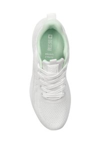 Białe buty sportowe z przewiewną siateczką, okrągłym noskiem, płaskimi sznurówkami i jasnoszara wkładką. Posiadają minimalistyczny design i teksturę.