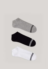Tre coppie di calze alla caviglia: grigie con strisce nere, nere con strisce bianche e bianche con strisce nere. Materiale misto cotone.