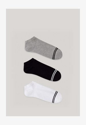 Trys porų kulkšninių kojinių: pilkos su juodomis juostelėmis, juodos su baltomis juostelėmis ir baltos su juodomis juostelėmis. Medvilnės mišinys.