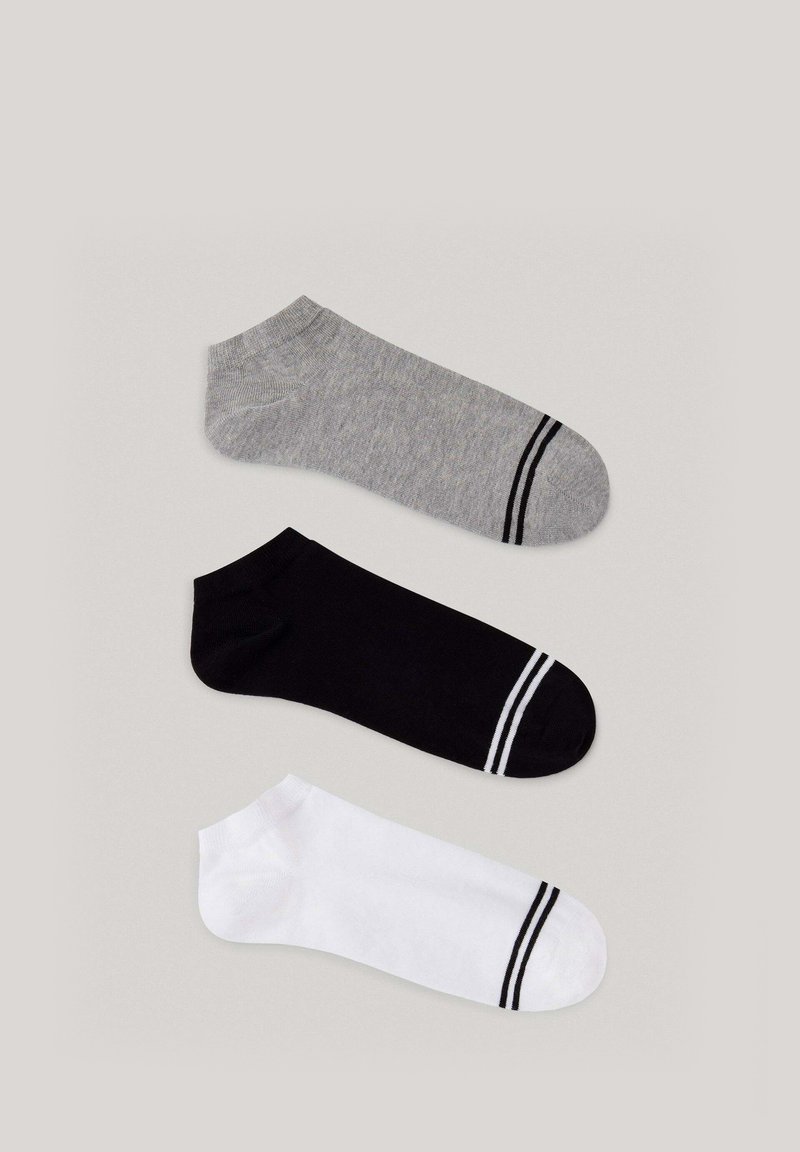 Tre coppie di calze alla caviglia: grigie con strisce nere, nere con strisce bianche e bianche con strisce nere. Materiale misto cotone.