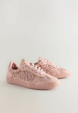Sneaker rosa con un design floreale testurizzato, dettagli in pelle liscia, punta rotonda e chiusura con lacci, arricchita da sottili dettagli dorati.