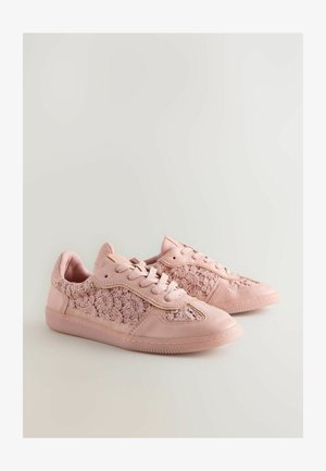 Rosa Sneakers mit einem strukturierten Blumenmuster, glatten Lederakzenten, runder Zehenpartie und Schnürung an der Vorderseite mit dezenten goldenen Details.