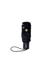Ombrello nero con impugnatura testurizzata, fissato da una cinghia e un bottone. Avvolto in modo compatto, presenta un tessuto morbido e accenti di design discreti.
