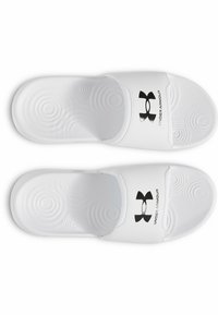 Vita sandaler i vitt med en texturerad fotbädd, som har en svart Under Armour-logotyp på den övre remmen. Slät syntetisk material.
