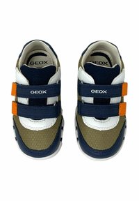 Scarpe da ginnastica per bambini con un design blu navy, khaki e bianco; due cinturini blu navy con dettagli arancioni; tessuto testurizzato e suola in gomma.