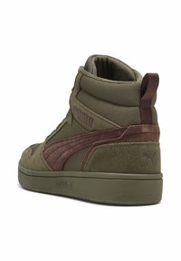 Wysokie sportowe buty w oliwkowej zieleni, wykonane z teksturowanej skóry zamszowej i nylonu. Na boku widoczne są brązowe akcenty oraz charakterystyczne logo.