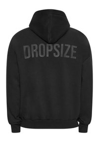 Schwarzer Hoodie mit strukturierter Oberfläche, auf dem Rücken in großen, fetten, hellgrauen Buchstaben "DROPSIZE" bedruckt.