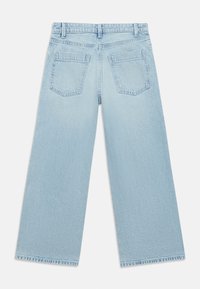 Φαρδιά τζιν παντελόνια σε ανοιχτό μπλε χρώμα από τζιν ύφασμα, με ψηλή μέση, δύο πίσω τσέπες και ακατέργαστο τελείωμα στο κάτω μέρος.