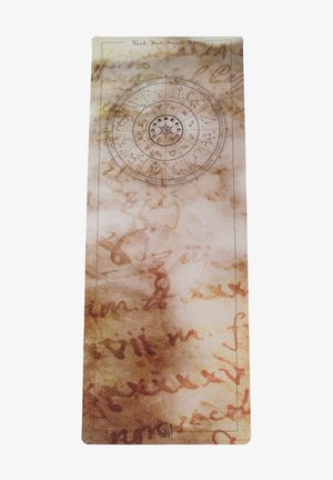 Astrologische kaart afgedrukt op textuurbeige papier, met dierenriem symbolen in een cirkelopstelling, en vage handgeschreven notities op de achtergrond.