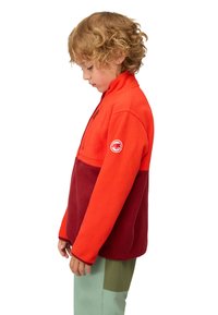 Giacca in fleece di un vivace arancione e rosso scuro, con colletto alto, tasca con zip e logo sulla manica. Texture liscia, vestibilità casual.