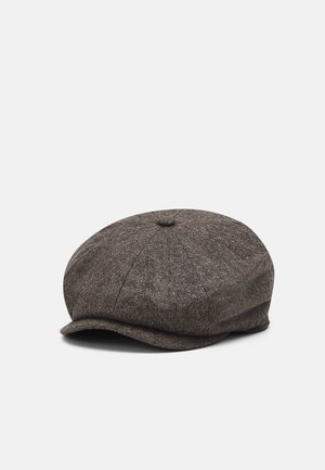 Flad grå tweed avisdrengskasket med syet paneldesign og lille frontskygge på hvid baggrund.