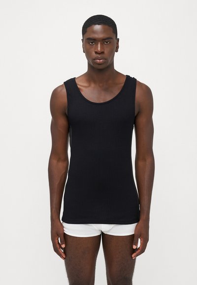Top negru cu model canelat, cu guler rotund și bretele late. Design ajustat, realizat dintr-un material fin din bumbac.