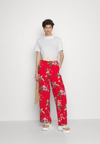 ONLY Tall ONLNOVA LUX ALBA PALAZZO PANT - Calças - chinese red india