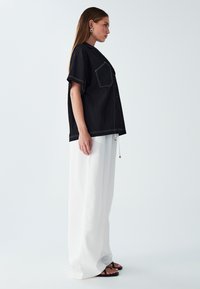 WILLA ZIMI BUTTON - Blusa - black