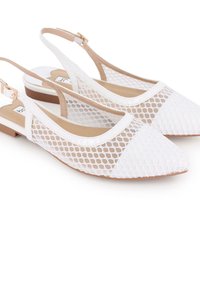 Bailarinas blancas tipo slingback con parte superior de malla texturizada, punta afilada y tacón bajo. Correa ajustable con hebilla en tono dorado para el cierre.